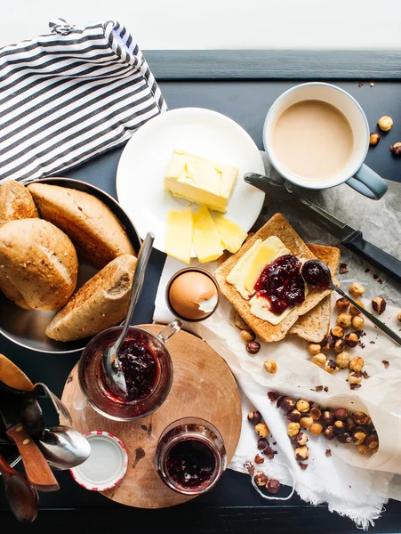 Table Petit déjeuner Oeuf Thé Confiture de framboises. Kinfolk Stil Life vue du dessus — Photo