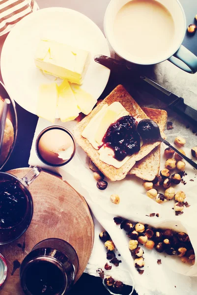 Frühstück Eiertee Toast Himbeermarmelade Effekt straffende Draufsicht — Stockfoto