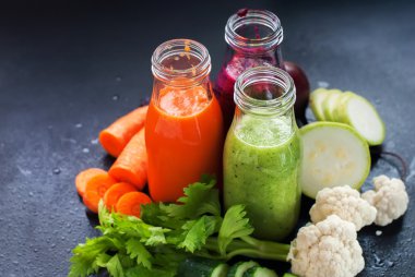 Taze meyve suyu güler yüzlü renk sebze şişeler