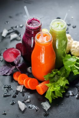 Taze meyve suyu güler yüzlü renk sebze şişeler