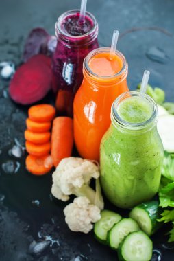 Taze meyve suyu güler yüzlü renk sebze şişeler