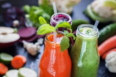 Taze meyve suyu güler yüzlü renk sebze şişeler