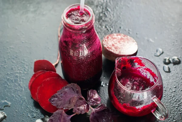 Verse bieten Smoothie kleur groenten sapflessen — Stockfoto