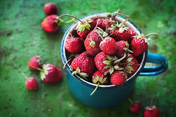 Jardín de fresas Copa rústica Comida de verano —  Fotos de Stock