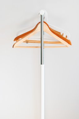 Boş tahta askı kavramı giyecek bir şeyim