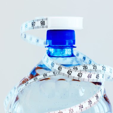 Şişe su sağlık temiz gıda etrafında ölçüm bandı