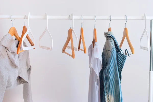 Pastel vrouwelijke doek Open witte spoor houten Hanger — Stockfoto