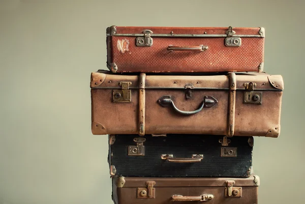 Vintage alten Koffer schäbigen beige Hintergrund — Stockfoto