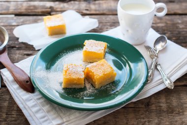 Pişmiş limonlu şeker ahşap masa toz