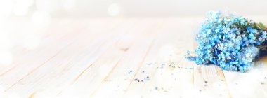 Unut beni değil mavi çiçekler buket Web Banner