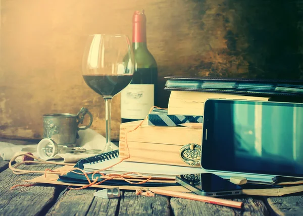 Männer Dinge setzen verschiedene Accessoires Wein erfindet Papier — Stockfoto