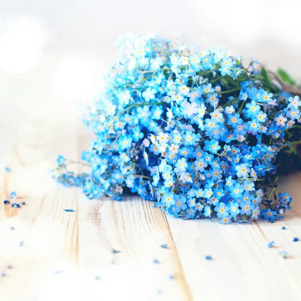 Vergeet me niet blauwe bloemen en houten achtergrond — Stockfoto