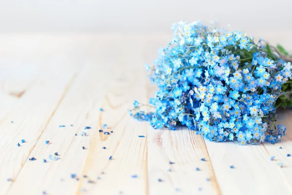 Vergeet me niet blauw bloemblaadjes bloemen witte achtergrond — Stockfoto