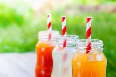 Şişe farklı meyve renk suyu Bahçe partisi