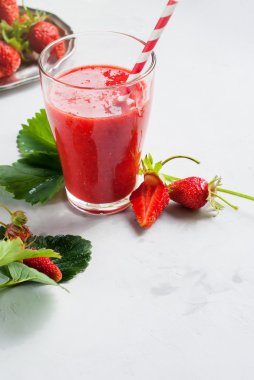 Cam taze çilek Smoothie meyve suyu meyve nane