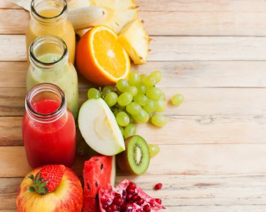 Satır taze meyve suları güler yüzlü üç şişe meyve renk