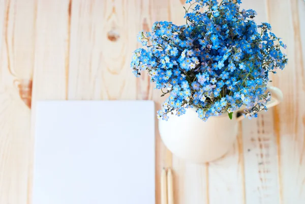 Vergeet me niet blauwe bloemen en houten achtergrond — Stockfoto