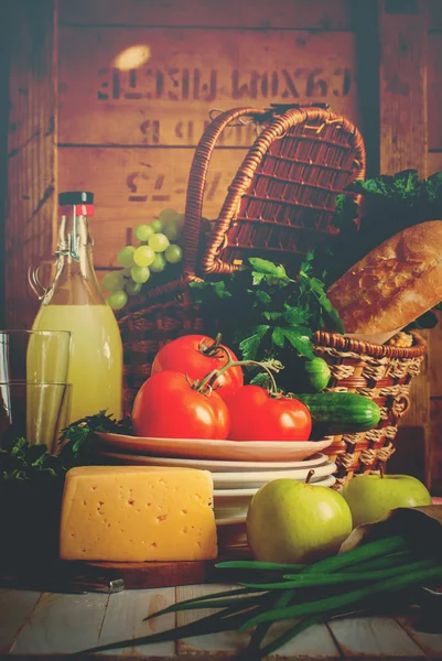 Wattled バスケット素朴なローフード野菜チーズ — ストック写真