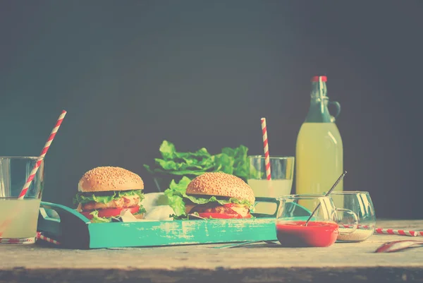 Tradycyjne hamburgery tabeli niezdrowych Fast Food — Zdjęcie stockowe