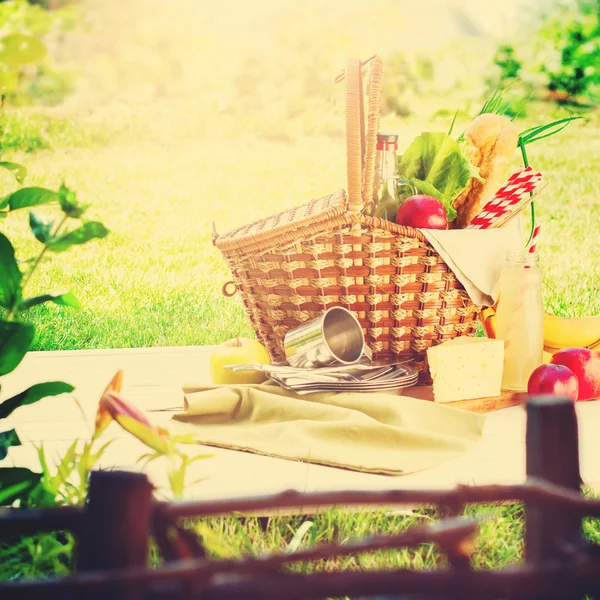 Picnic Wattled Basket Setting Food Drink Summer — Stock Photo, Image