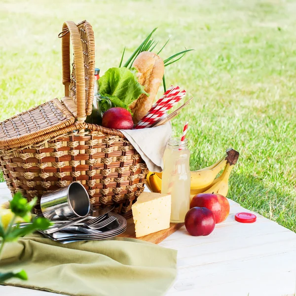 Picknick wedelte Korb Einstellung Essen Brot trinken — Stockfoto