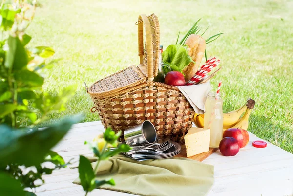 Piknikowy wiklina kosz ustawienie jedzenie napój lato — Zdjęcie stockowe