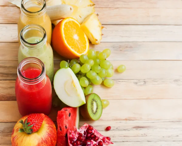 Reihe frische Säfte Smoothie drei Flaschen Farbe Früchte — Stockfoto