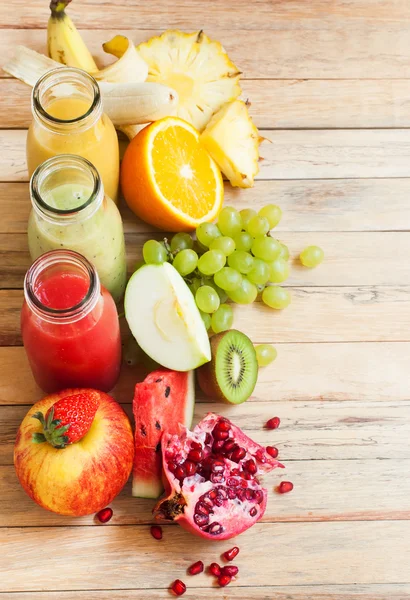 Reihe frische Säfte Smoothie drei Flaschen Farbe Früchte — Stockfoto