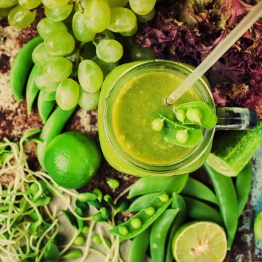 Sağlıklı Meyve Sebze Yeşil Smoothie Üzüm Kivi Bezelye Salatası