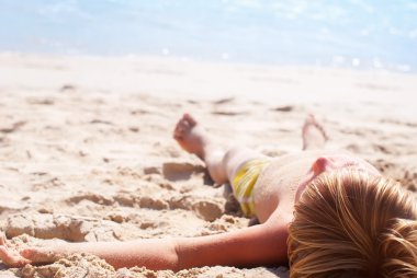 Suntan Boy Yalan Kum Denizi Güneşli Günü Seyahat