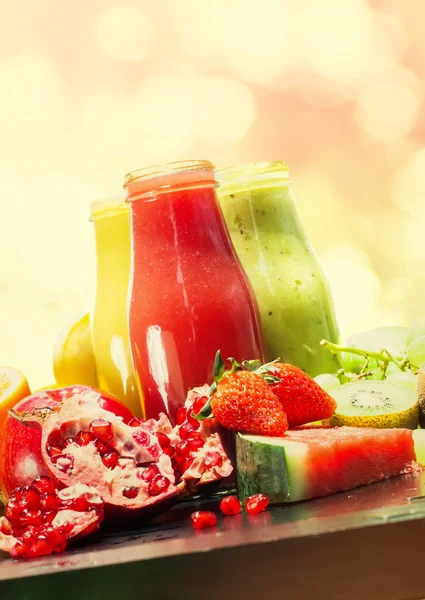 Frischer Saft Smoothie Glasflasche rot gelb grün — Stockfoto