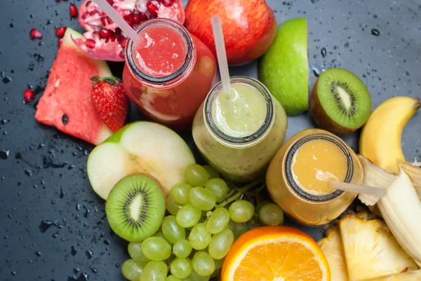 Säfte rot grün gelb tropische Früchte — Stockfoto