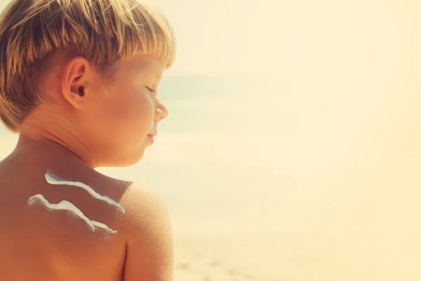 Suntan Boy signe vague crème solaire fond de la mer — Photo
