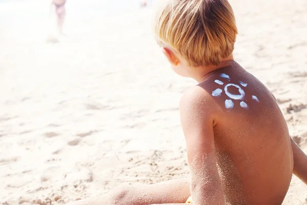 Abbronzatura caucasico bambino segno sole applicare crema — Foto Stock