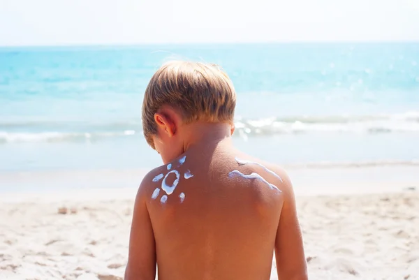 Abbronzatura indietro ragazzo segno sole crema protettiva mare — Foto Stock