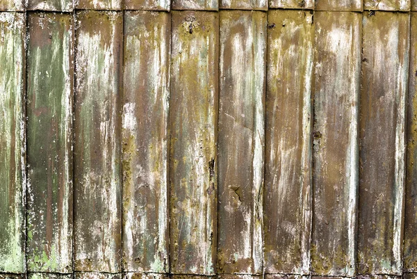 Pintura agrietada de metal de color oxidado corrugado — Foto de Stock