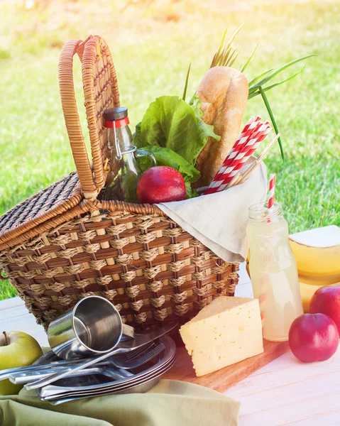 Piknik Wattled koszyk ustawienie jedzenie napój trawa — Zdjęcie stockowe