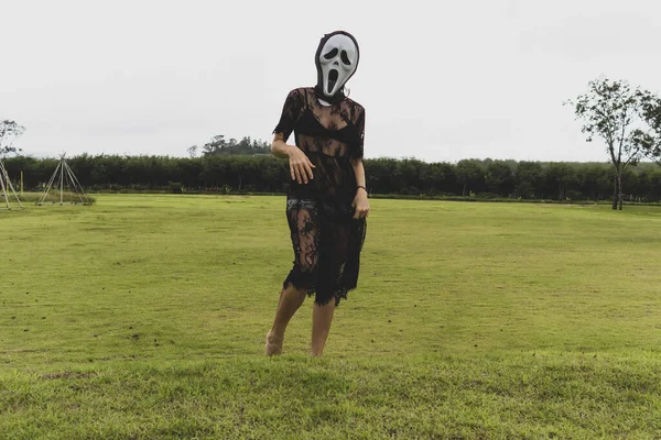 Woman Halloween Scream Mask Standing Green Srass Meadow — Stock Photo, Image