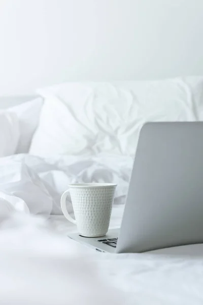 Beyaz Yataktaki Bilgisayarda Bir Fincan Kahve Mola Zamanı — Stok fotoğraf