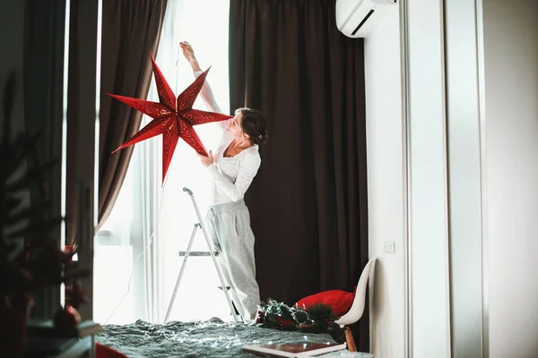 在圣诞节 妇女们用红星装饰着家和窗户 寒假的魔力 — 图库照片
