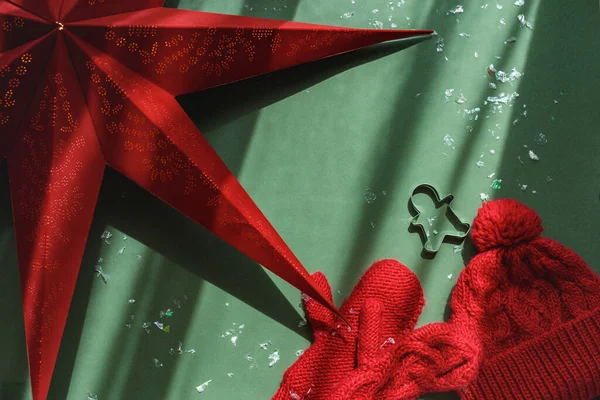 Красная Звездочка Зимняя Шапка Перчатки Металлические Фигурки Мужиков Зеленом Фоне — стоковое фото