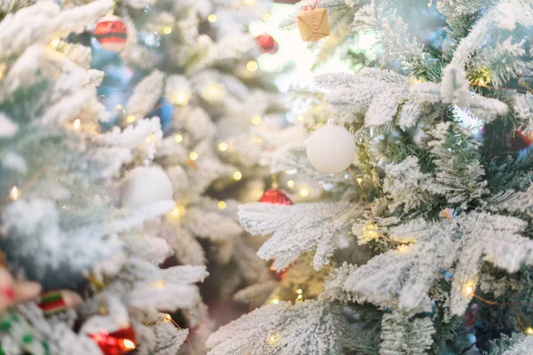 Kerstkaart Met Kerstbomen Versierd Met Kunstmatig Pluizige Sneeuw Speelgoed Ballen — Stockfoto