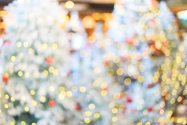 Beyaz Kar Ağacının Üzerinde Noel Perisi Işığı Bulanık Soyut Arkaplan — Stok fotoğraf