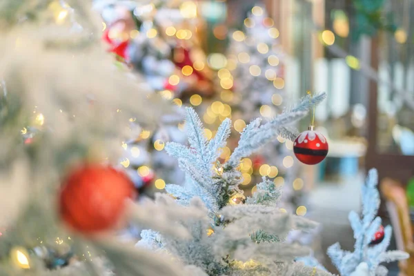 Fluffy Artificial Nevado Esmerilado Árbol Navidad Decorado Con Bolas Brillantes —  Fotos de Stock