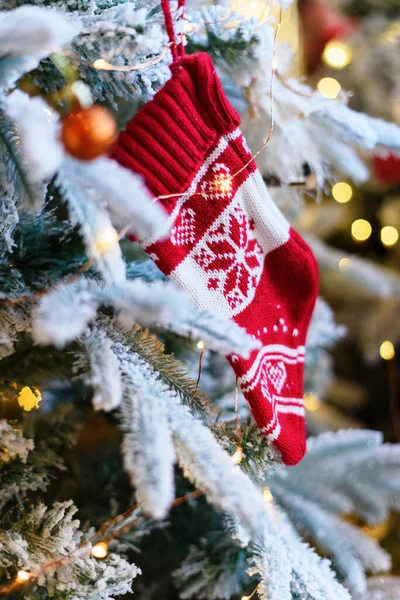 Різдвяний Шкарпетковий Язаний Орнамент Білому Сніжному Дереві Вертикальний Розмитий Фон — стокове фото