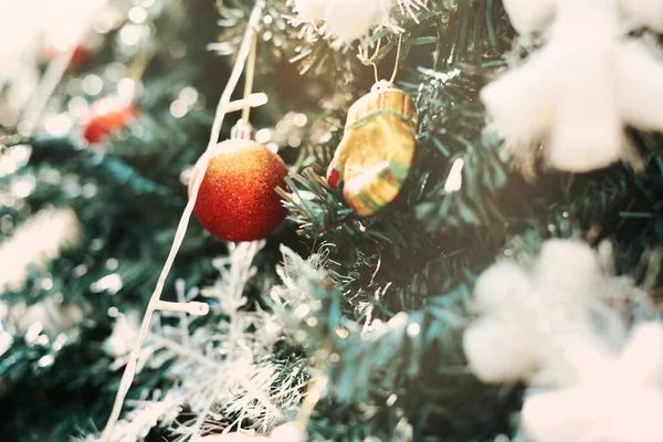 Weihnachten Spielzeug Auf Tanne Urlaub Festlichen Hintergrund Boke Licht Leuchtet — Stockfoto