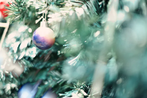 Weihnachten Spielzeug Auf Türkisfarbenem Tannenbaum Feiertag Festlichen Hintergrund Boke Licht — Stockfoto