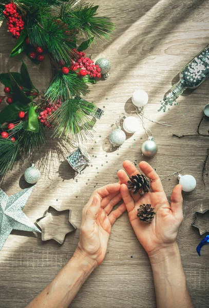 Natal Flat Lay Coroa Abeto Brinquedos Bola Mãos Segurando Cones — Fotografia de Stock