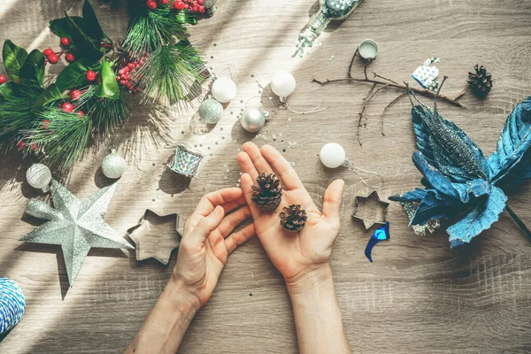 Різдвяна Плоска Стеля Вінок Ялинкові Іграшки Куля Руки Тримають Соснові — стокове фото