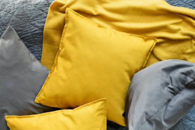 2021 'in iki modaya uygun renginde yastıklar yatağın üzerinde nihai gri yığını aydınlatıyor Modern iç tasarım Cozy Tekstil Düzlüğü